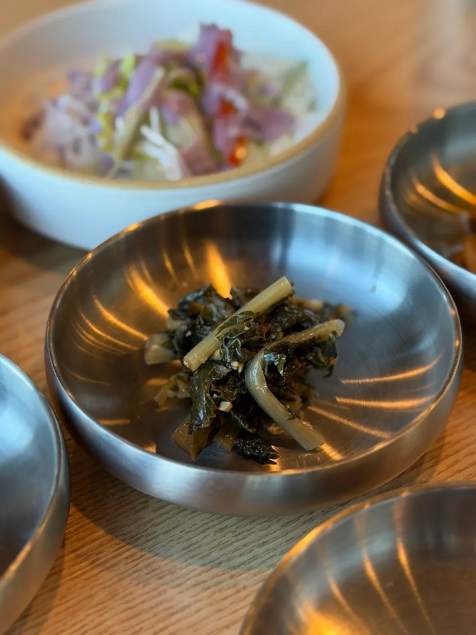 반찬과 함께 놓인 밥상