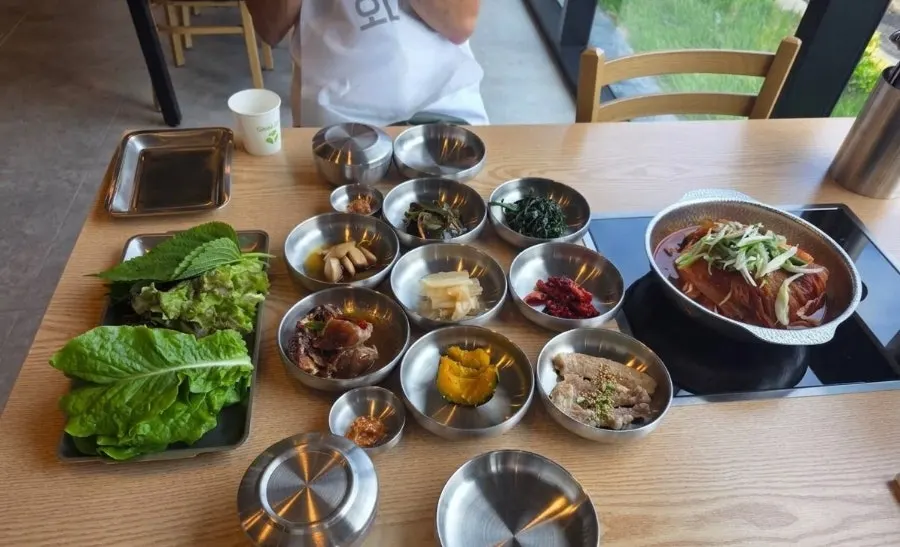 고등어와 김치가 담긴 쌈밥 한 상
