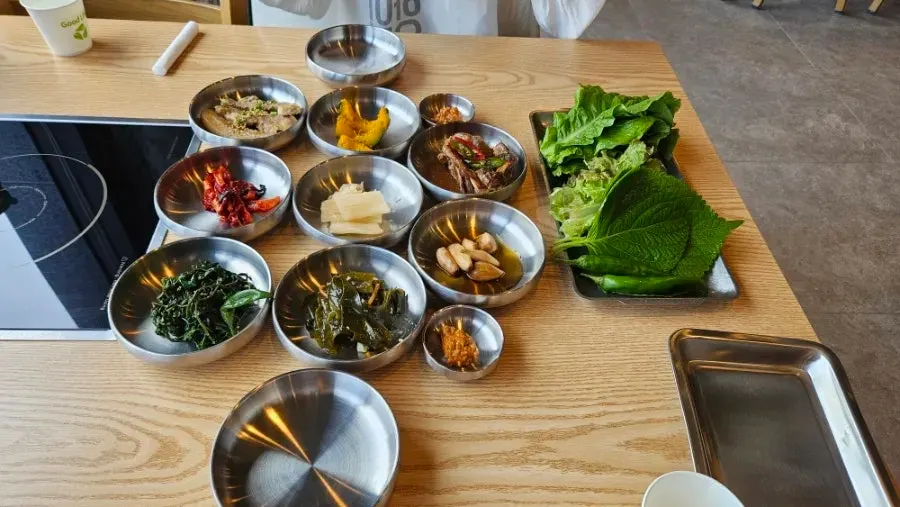 정갈하게 차려진 여러 밑반찬