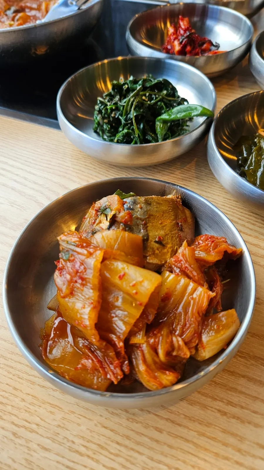 맛있게 익은 김치와 고등어