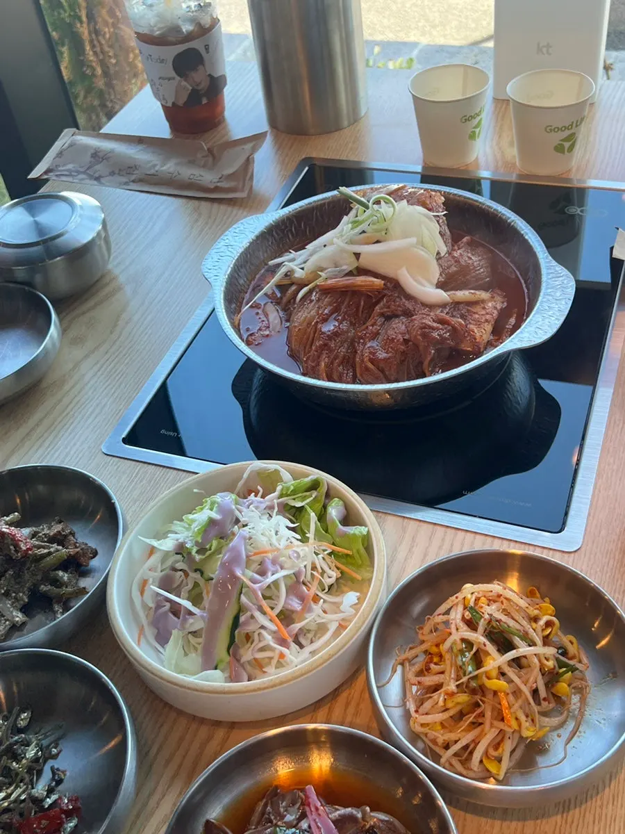 고등어쌈밥과 밑반찬이 차려진 테이블