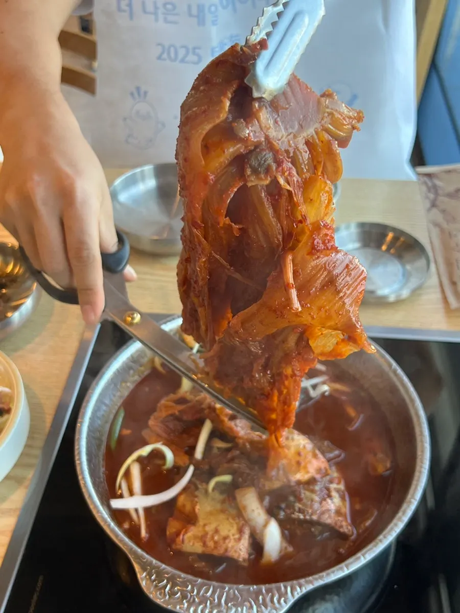 고등어살을 발라 밥 위에 올린 모습