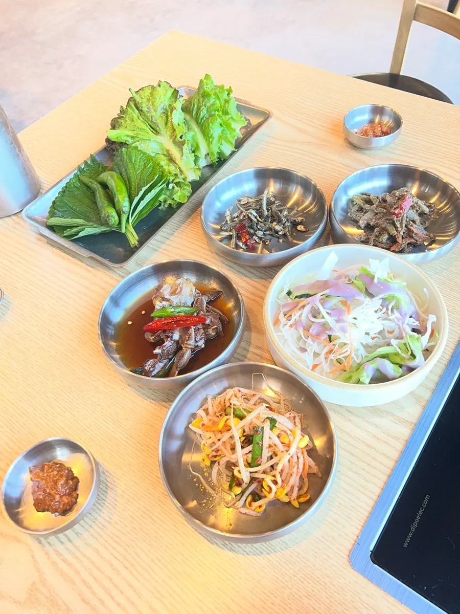 콩나물 등 밑반찬 접시