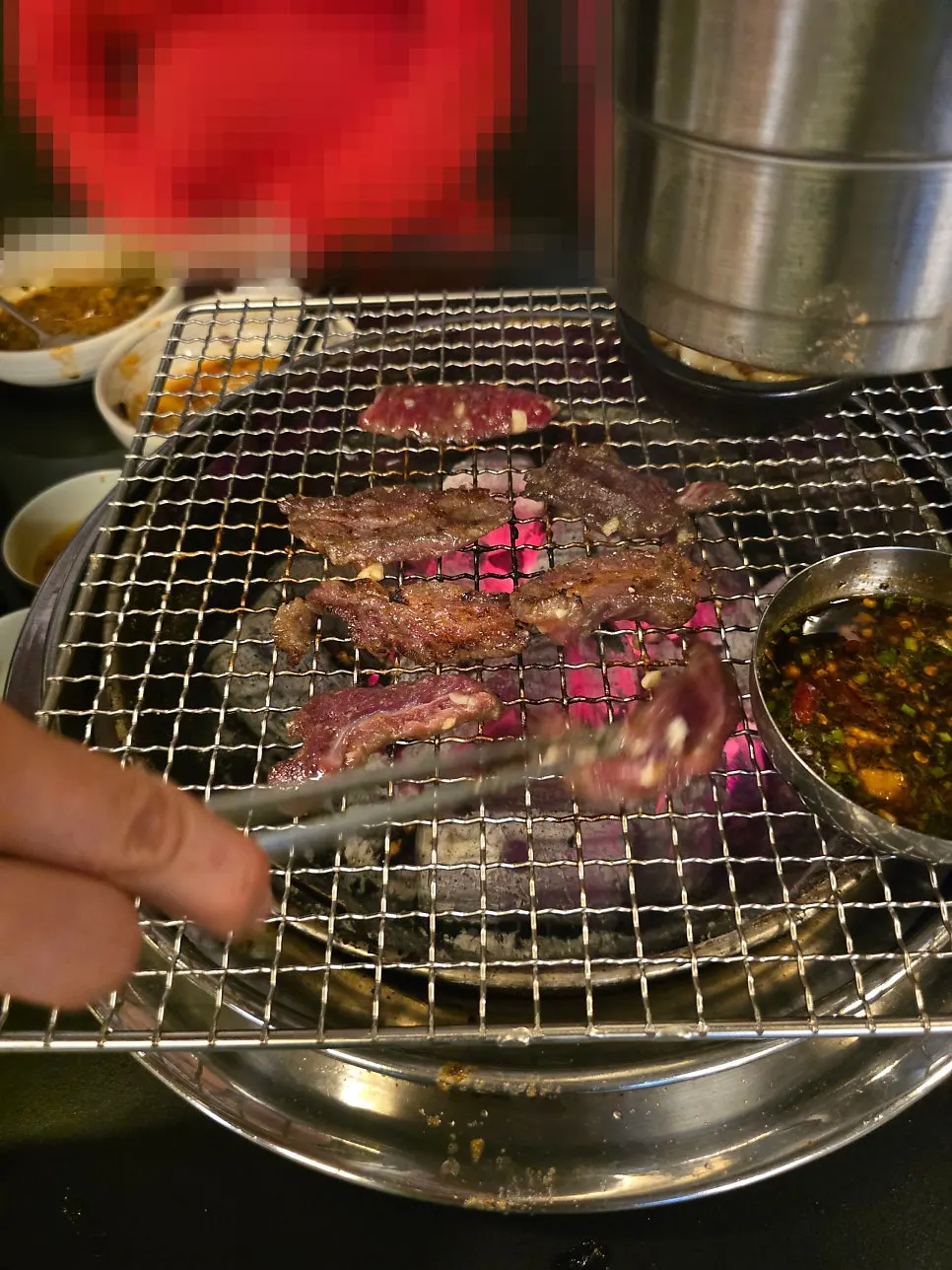 곁들임과 함께 먹는 한우 사진