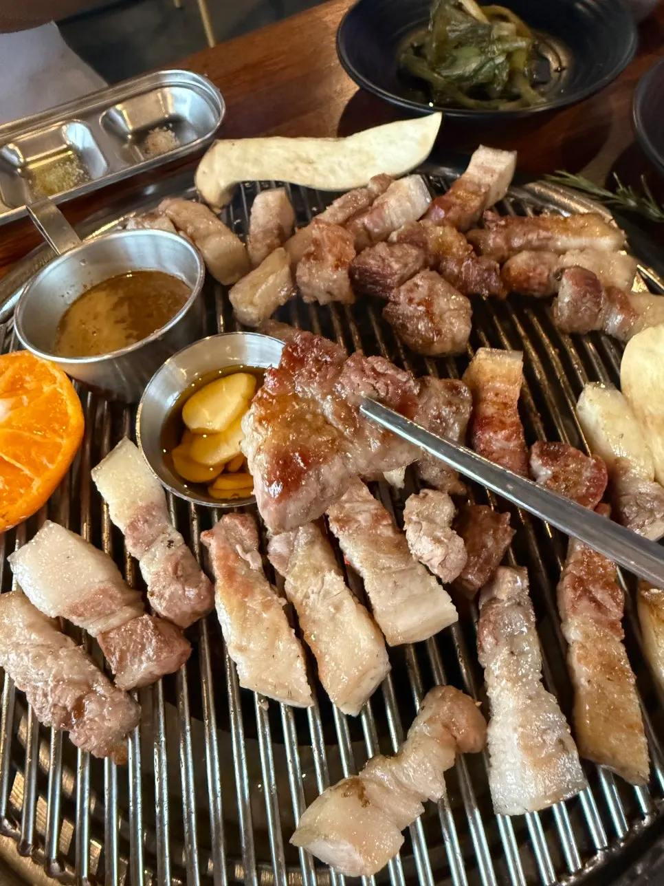 Side dishes served with the black pork