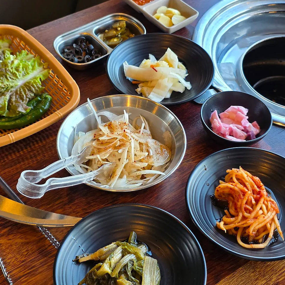 Plates of baek-kimchi and mu-saengchae side dishes
