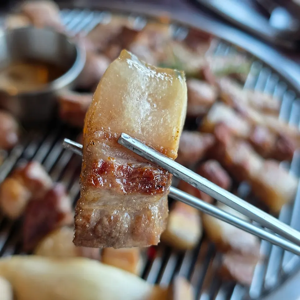 Thickness of the Jeju black pork on the grill
