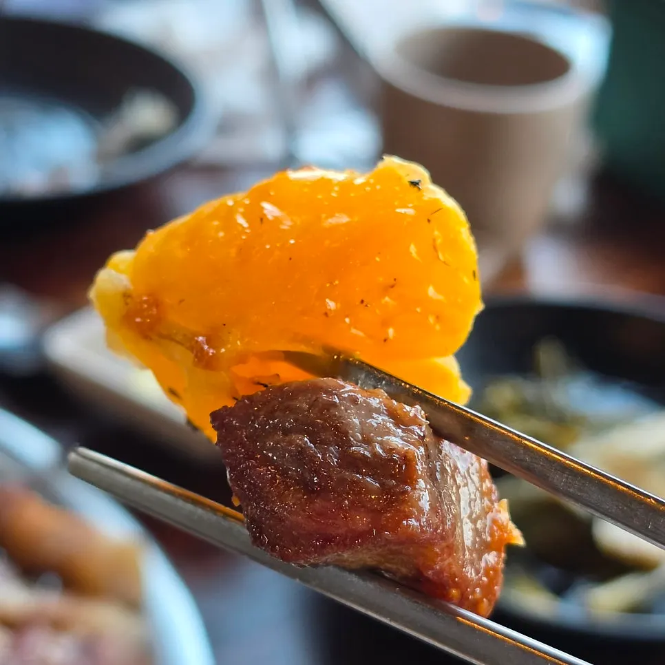Grilled tangerines and black pork on the grill