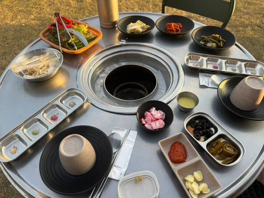 Basic side dish spread after ordering one geun of black pork