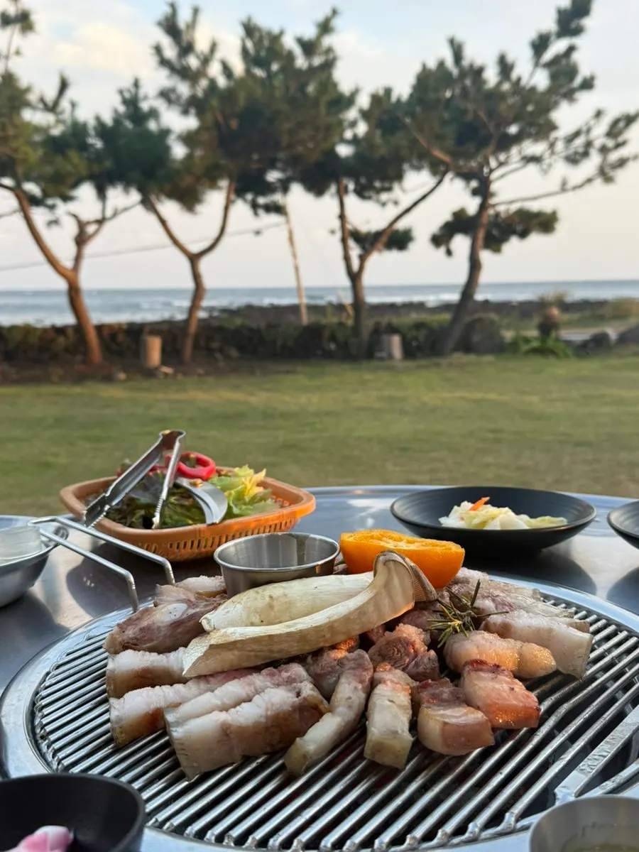 Pre-grilled black pork cut into pieces with melchi-jeot
