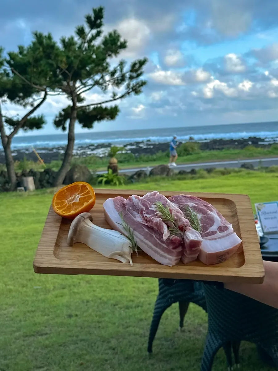 切得厚厚的黑猪肉一斤，配杏鲍菇和橘子