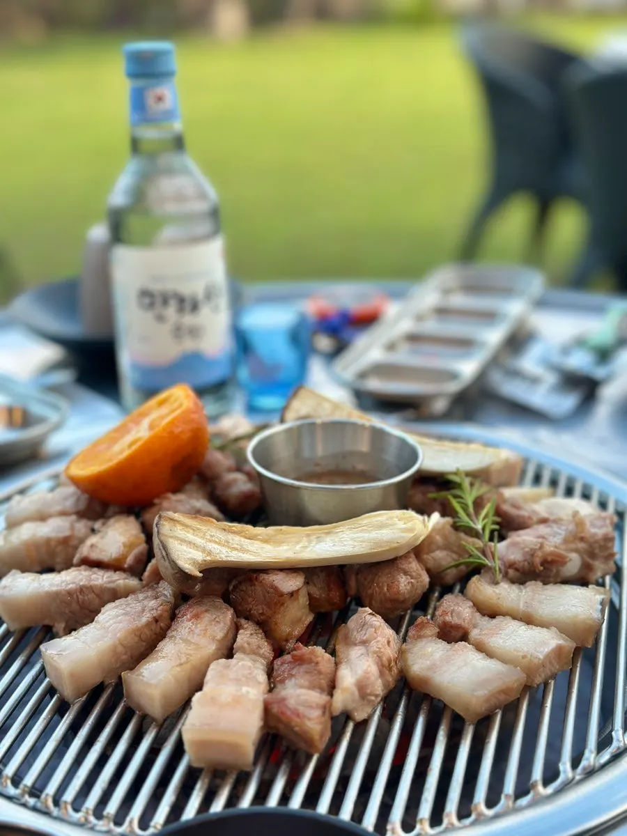 搭配木炭端上来的初烤黑猪肉