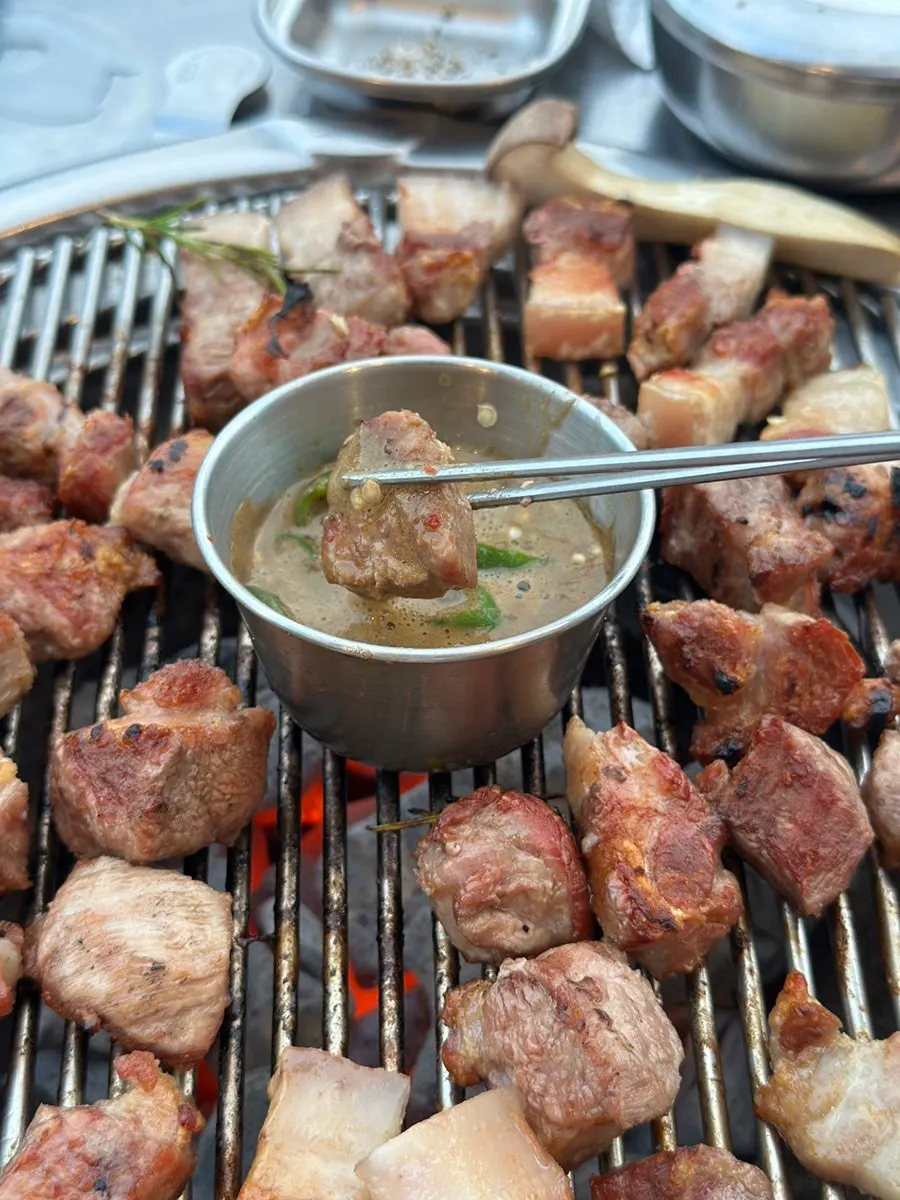 蘸盐吃的一块黑猪肉