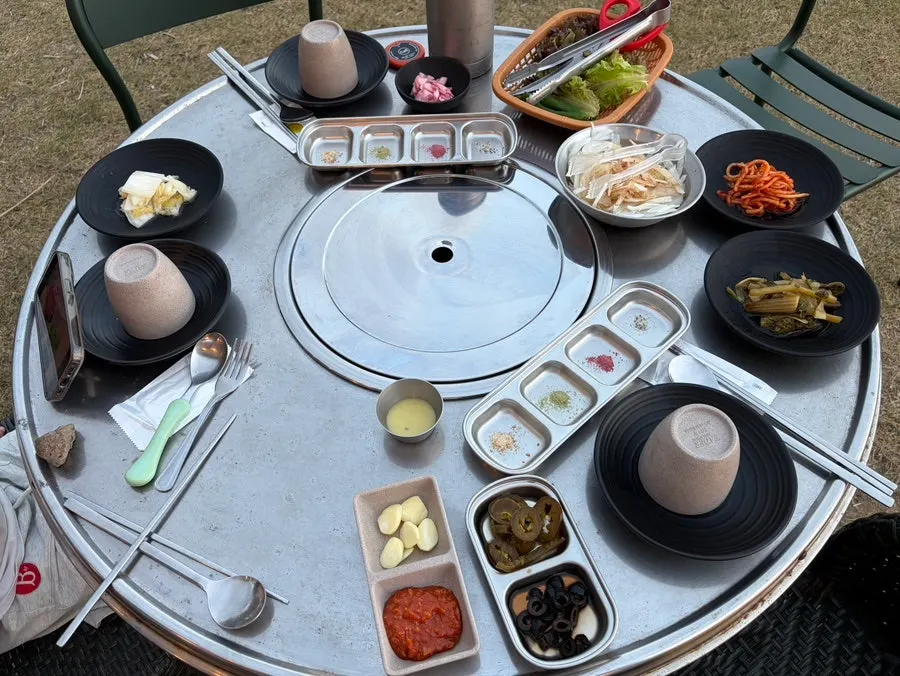 흑돼지 한근과 공기밥, 한라산소주 주문 상