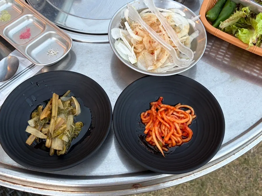예약해서 안내받은 제주힐링돼지 야외 테이블