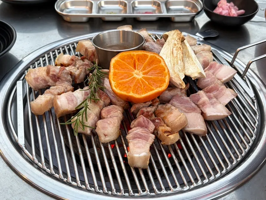 두툼한 제주 흑돼지 생고기 한근