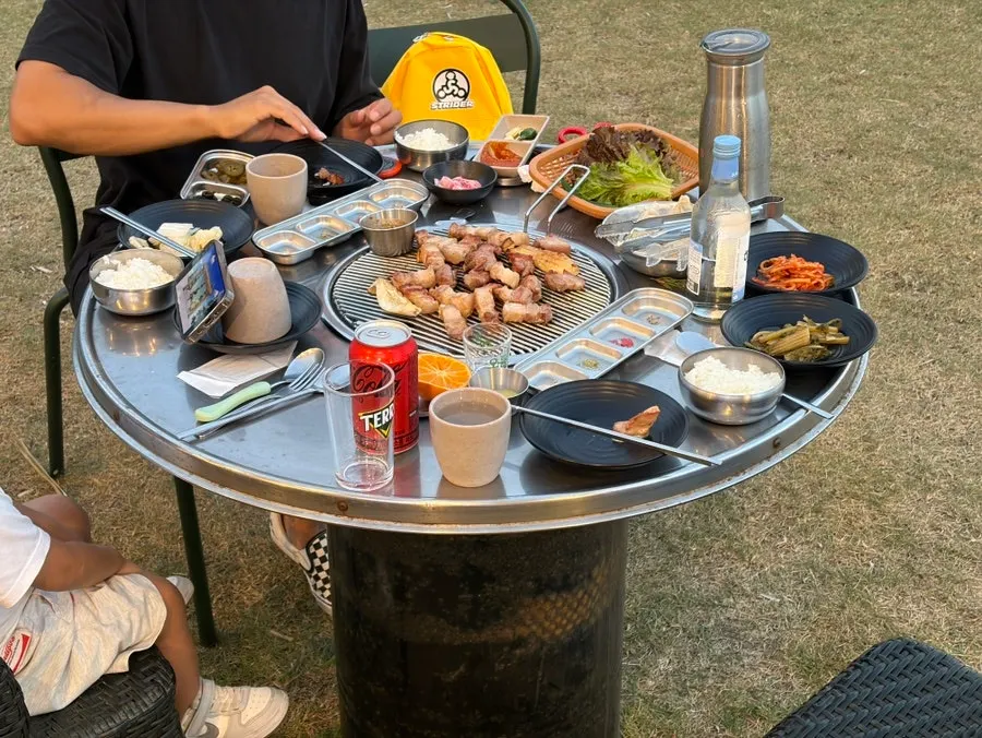 제주힐링돼지 야외에서 본 바다와 하늘