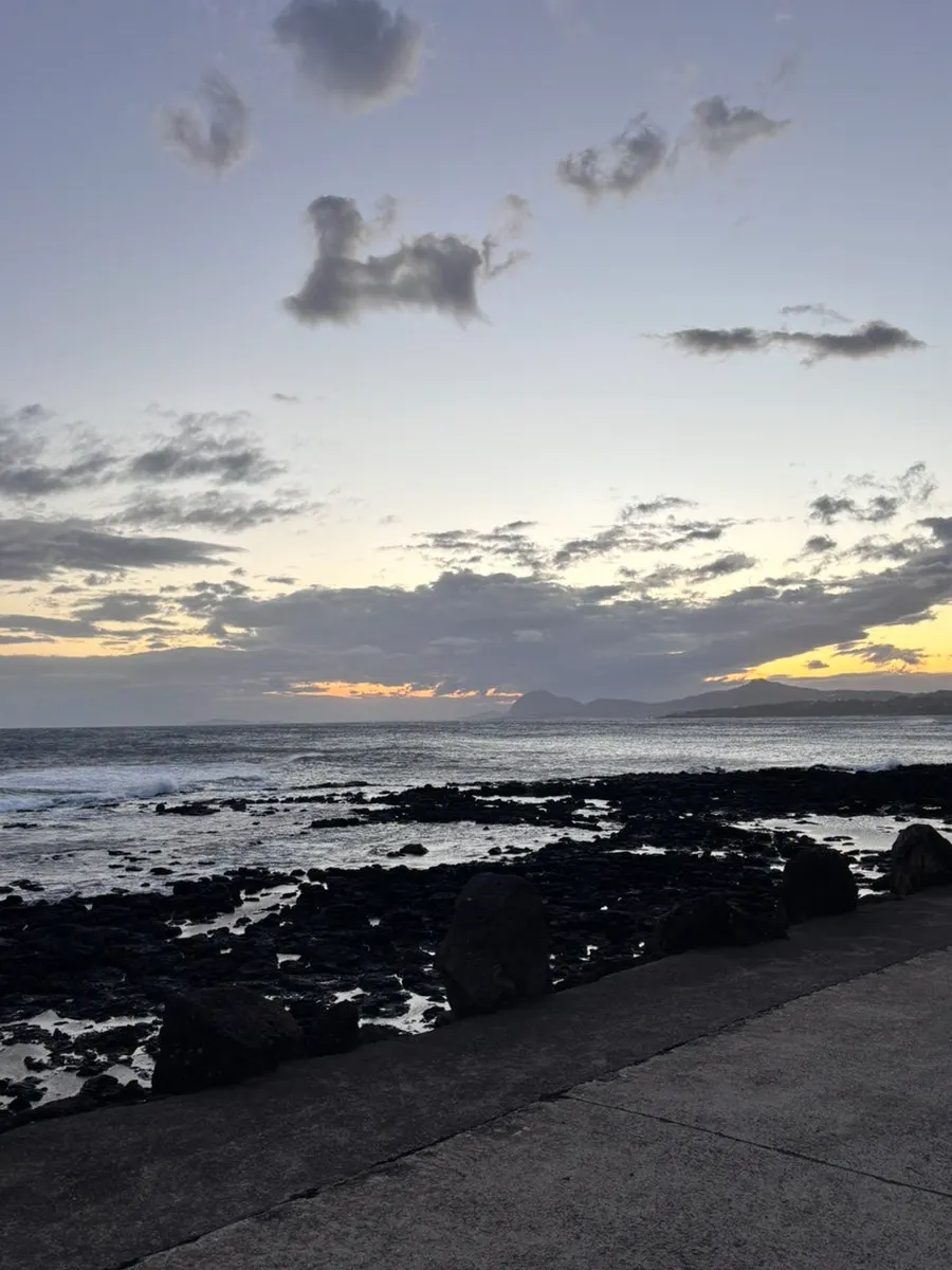 A seaside photo spot with no cars passing by