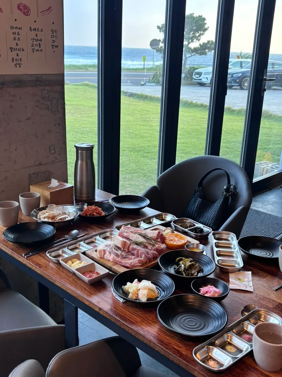 Raw black pork set with one geun plus a half geun add-on