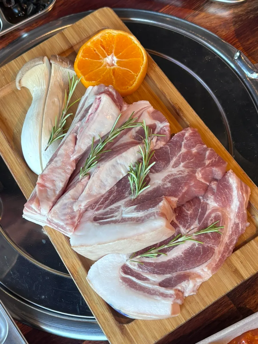 Pre-seared black pork sliced into bite-sized pieces for grilling