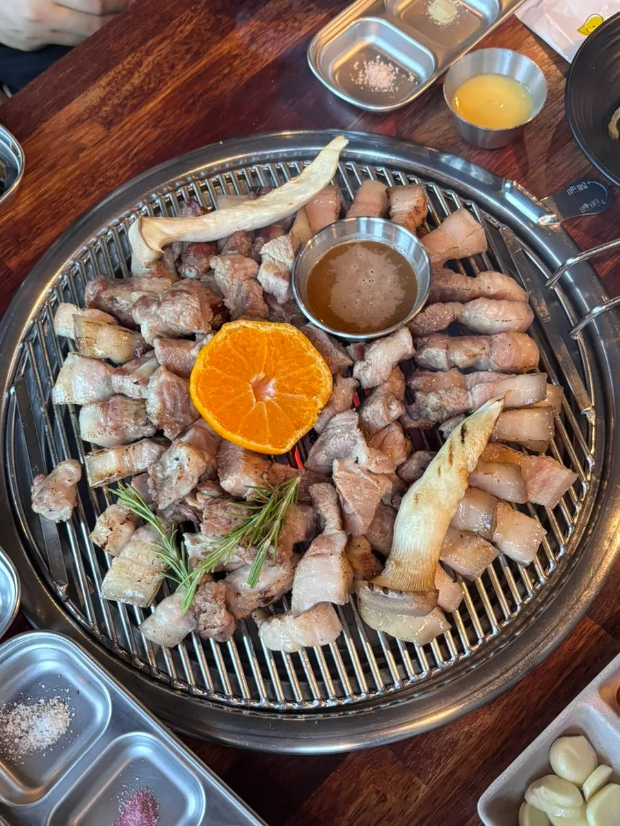 Plate of salt and side dishes served with the meat