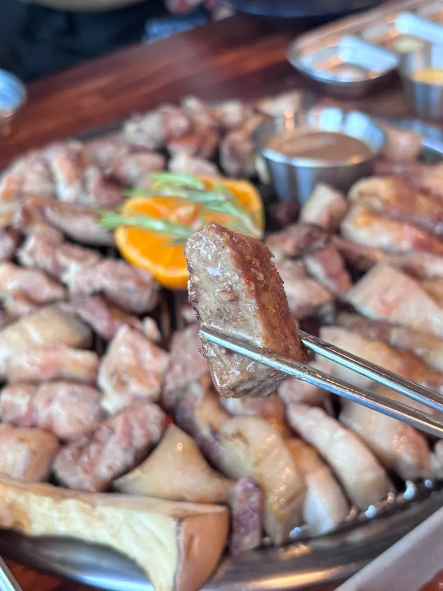 The side dish spread at Jeju Healing Dwaeji