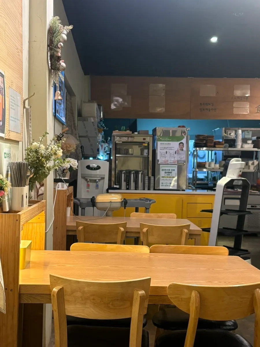 은은한 조명이 있는 식당 좌석