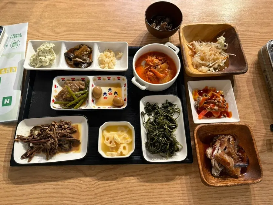 세팅되는 수제 반찬 상차림