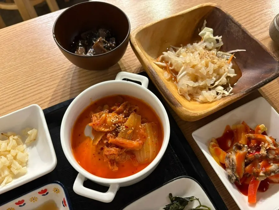 유자연근조림과 밑반찬 접시