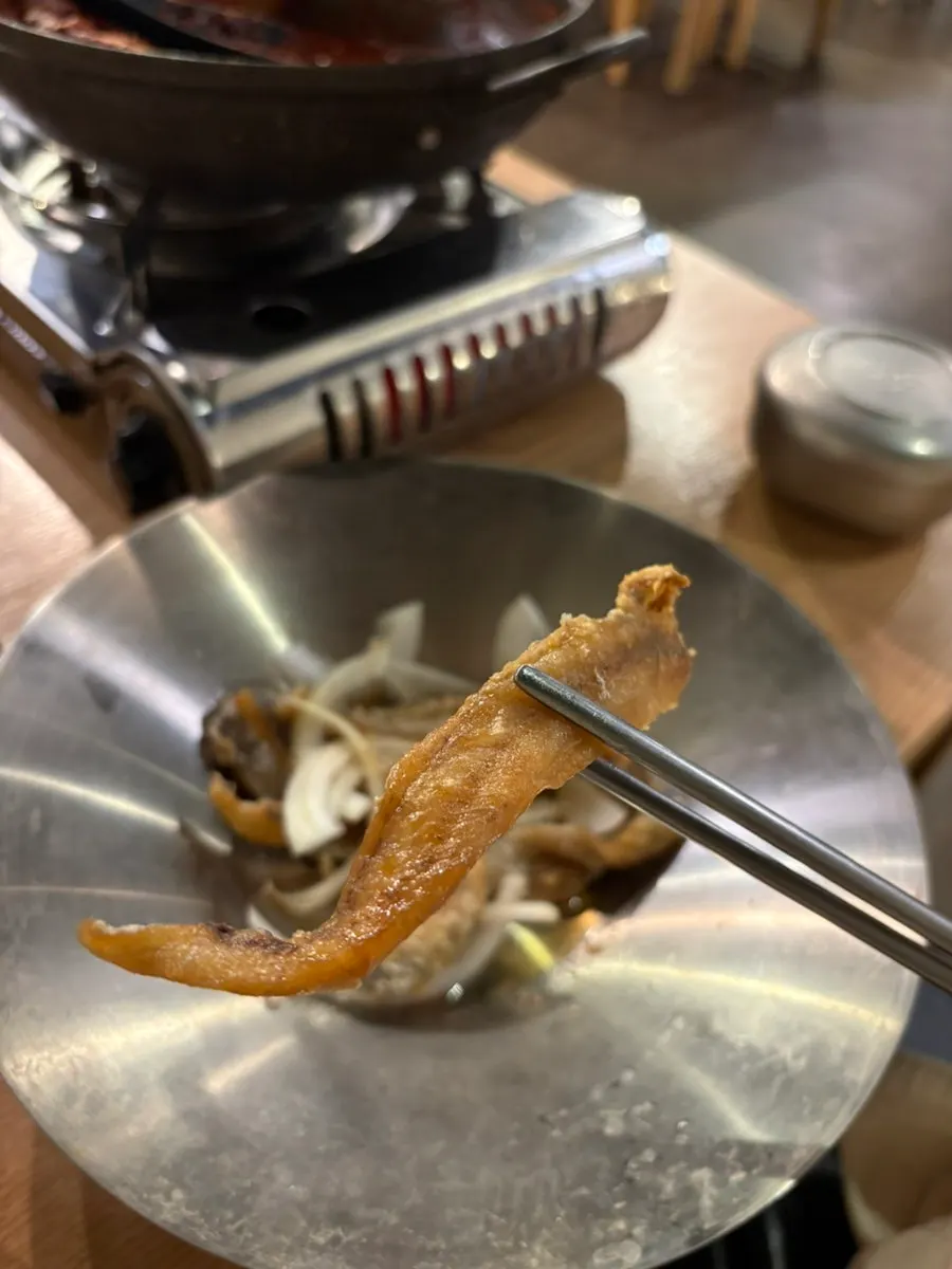 흰쌀밥에 올린 순살 갈치 한 점