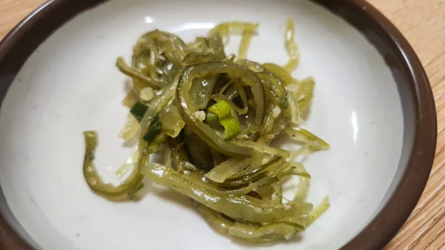테이블에 차려진 기본 밑반찬