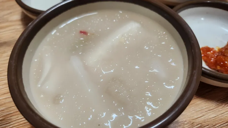 고추를 곁들인 밑반찬 상차림