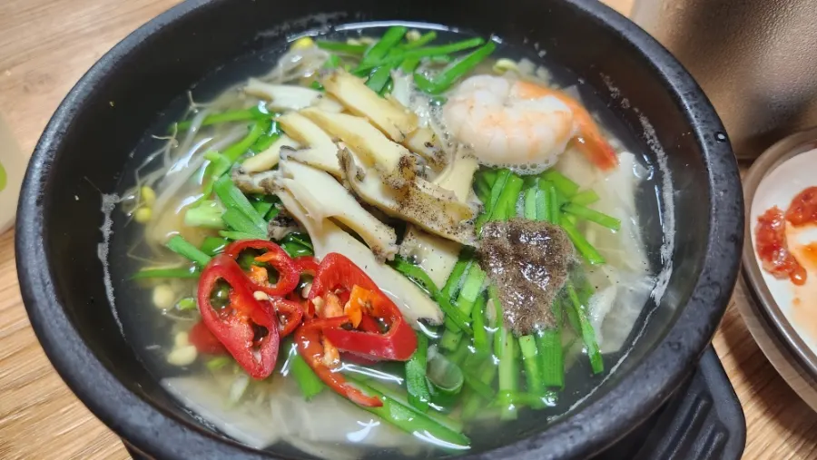 보말해장국 국물과 공기밥