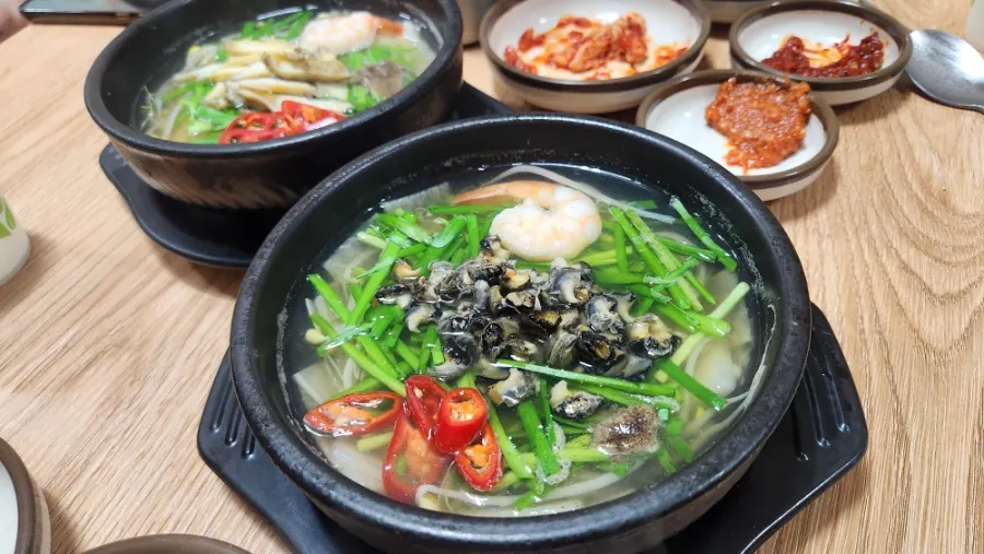 전복북어국과 밥을 함께 놓은 상