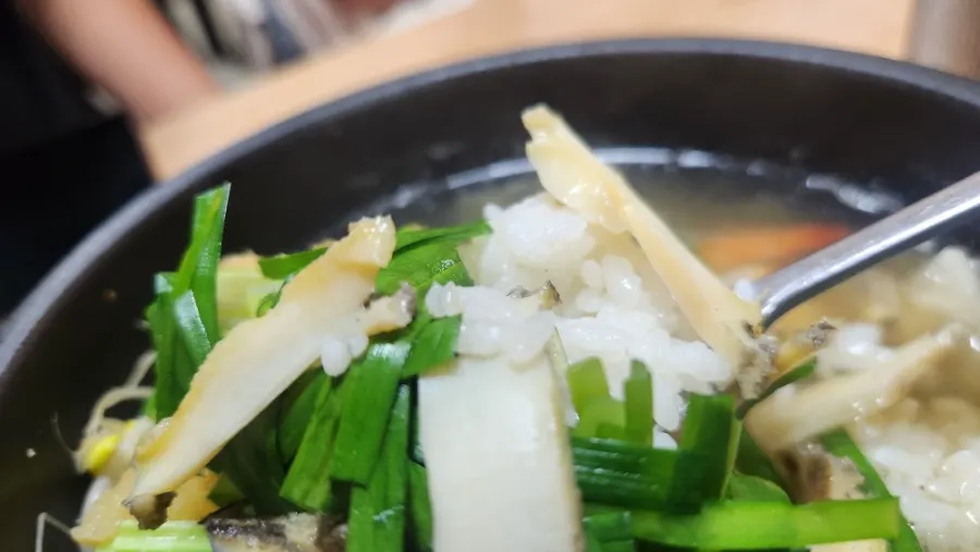 가족 한 끼로 차려진 해장국 두 그릇