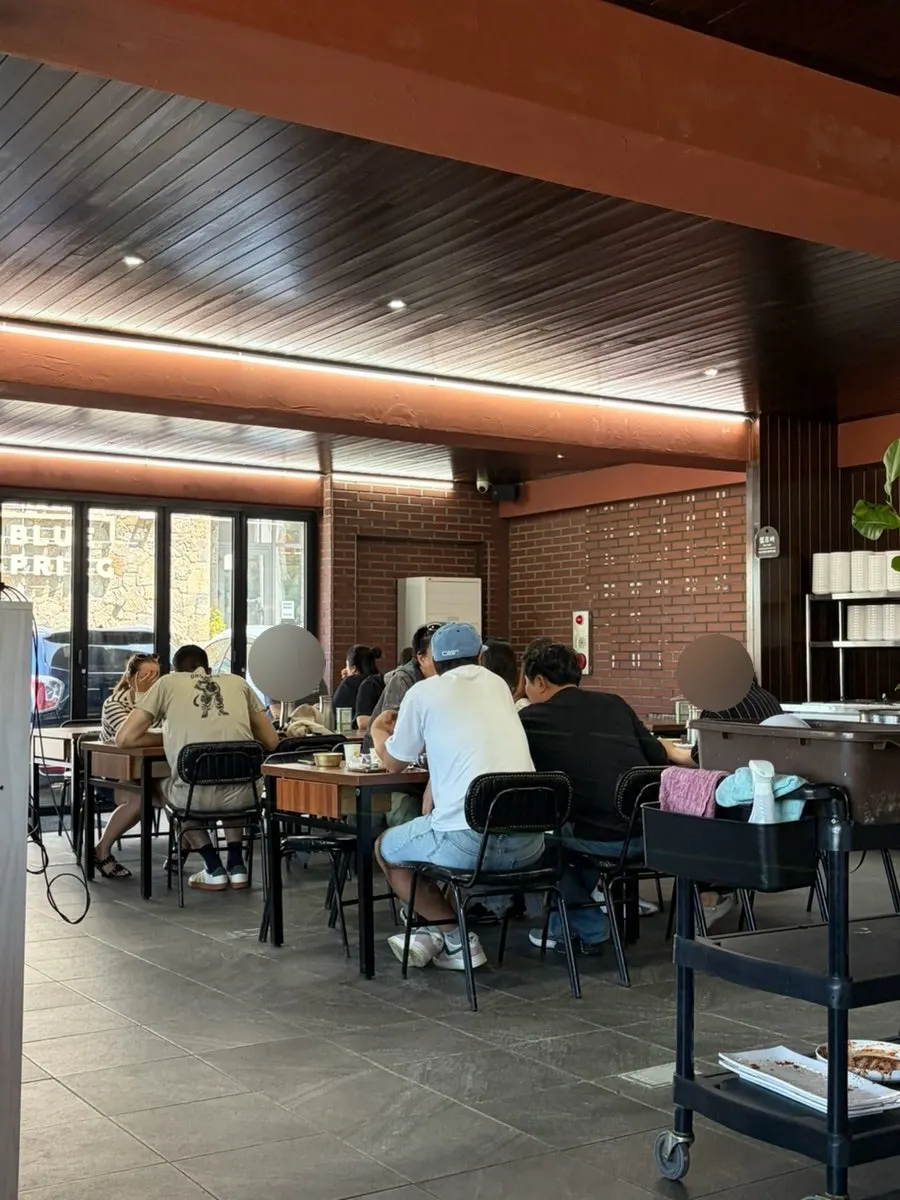 Interior tables at Onjeong Jorim Jeju Hyeopjae Branch