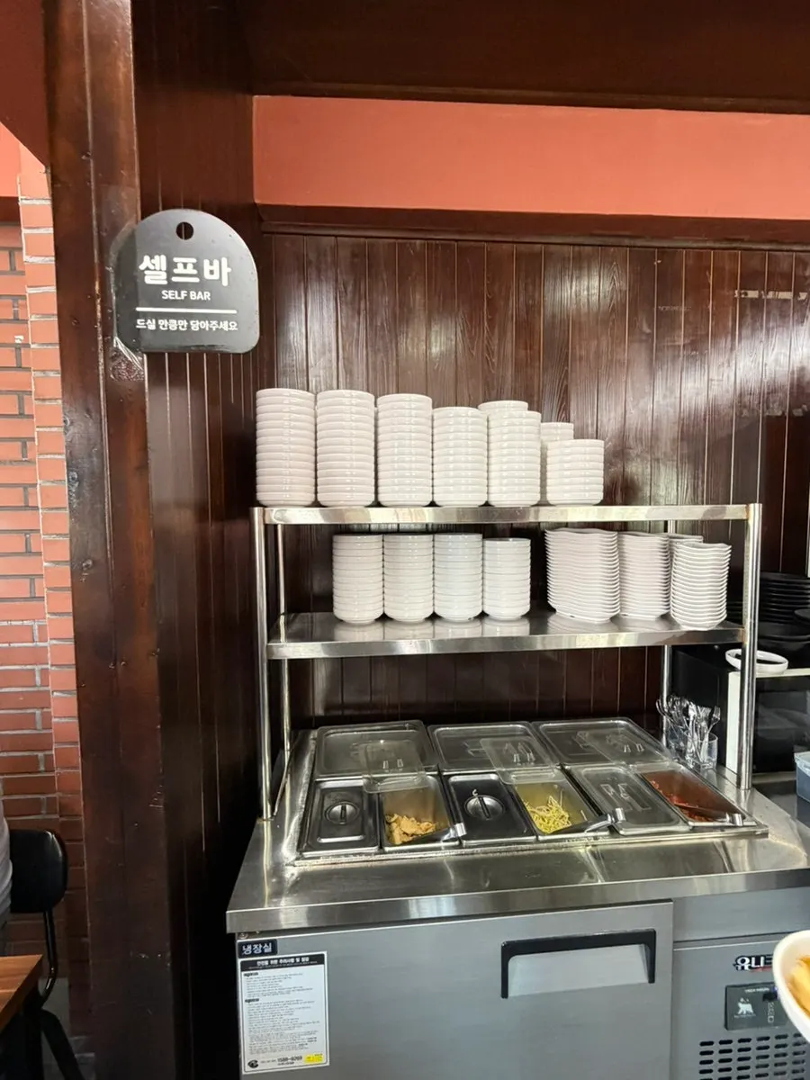 Side dish containers on the self-serve bar