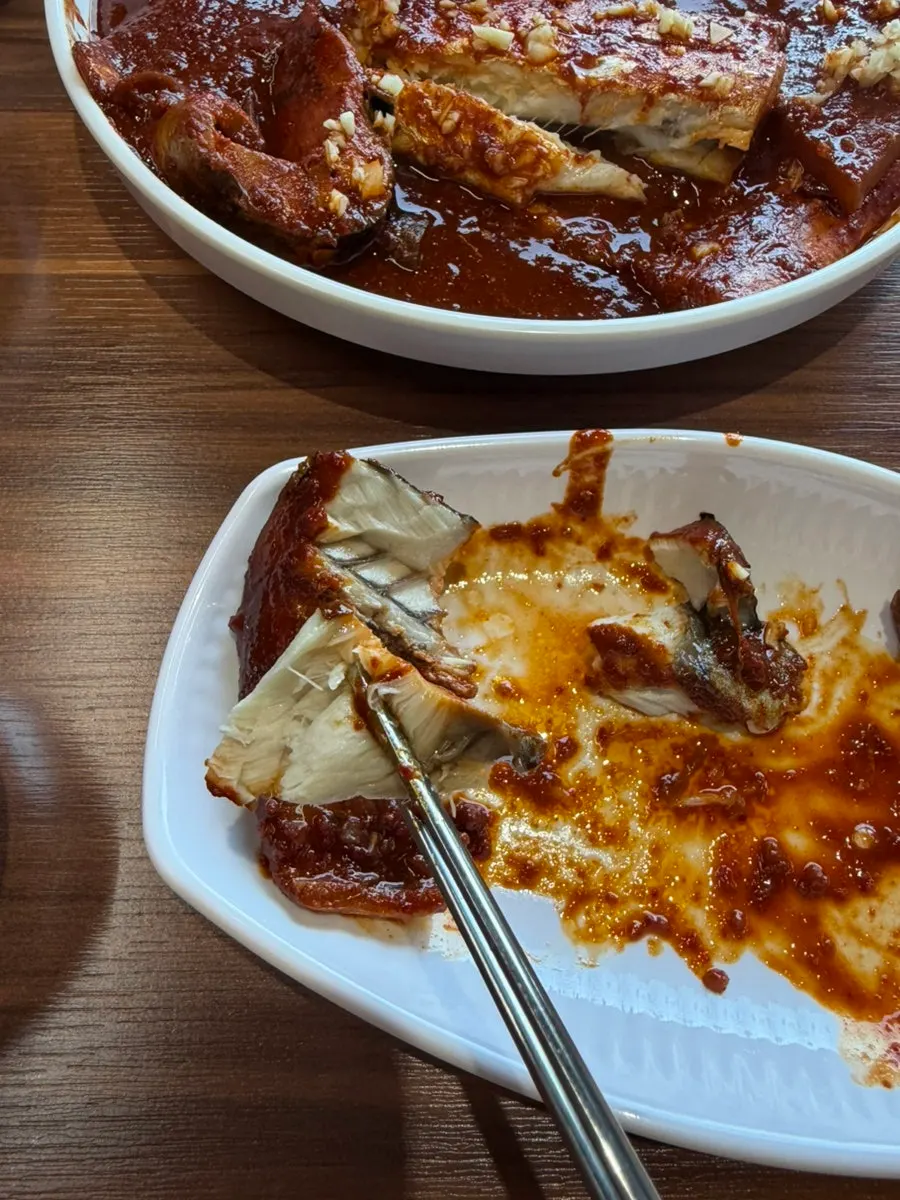 Stewed fish flesh placed on dried seaweed