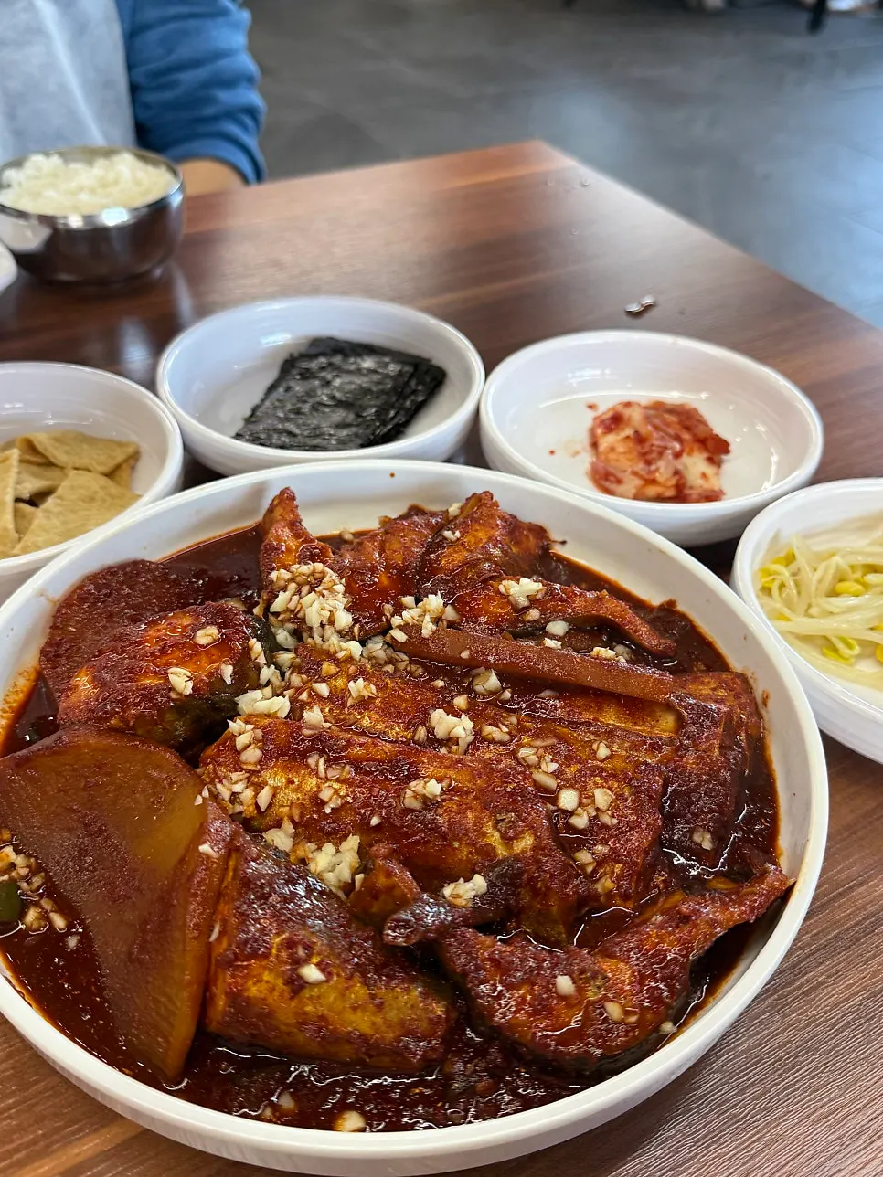 Table setting of hairtail stew at Onjeong Jorim Jeju Hyeopjae Branch