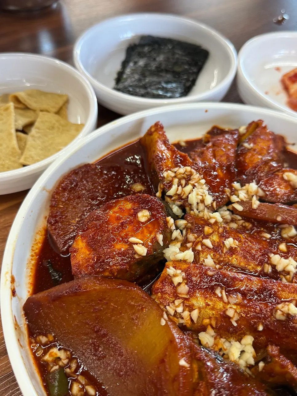 Red-seasoned Jeju garlic hairtail stew