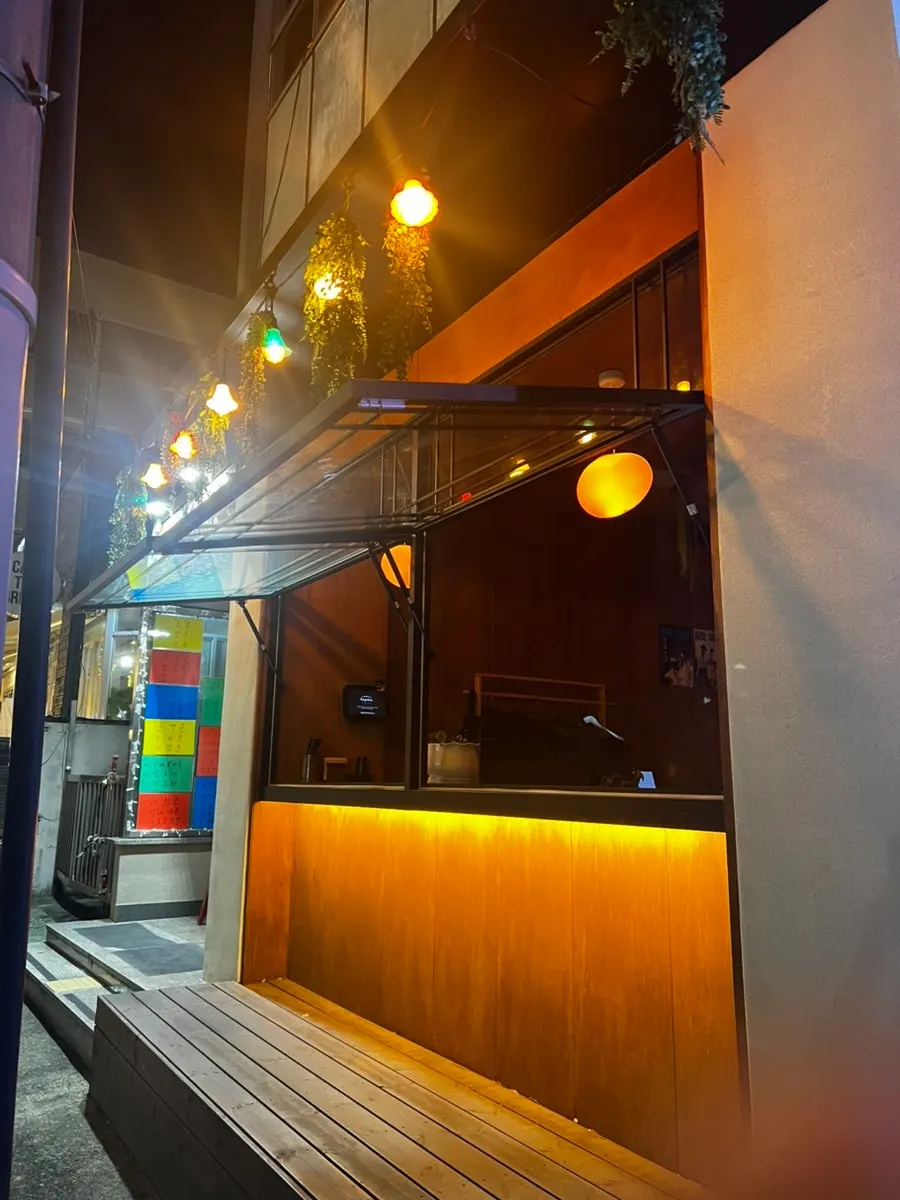 창문이 열리는 잊힐리야 제주 창가 자리