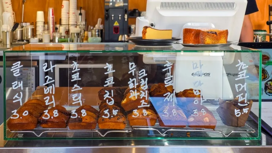 Financiers displayed in the showcase at Raicho
