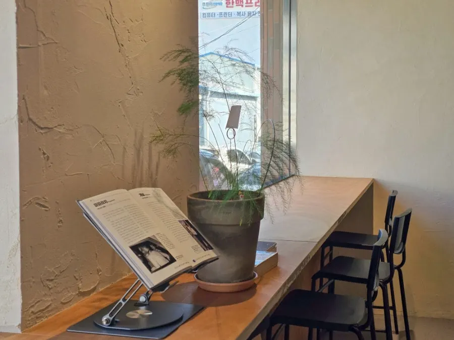 Seating at Raicho, good for a solo visit