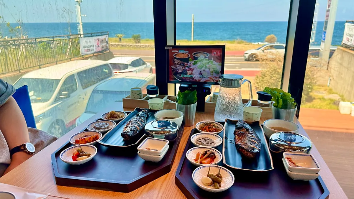 Cover image of Hwadeogeuro Gan Godeungeo Bansang at Iho Tewoo, Jeju