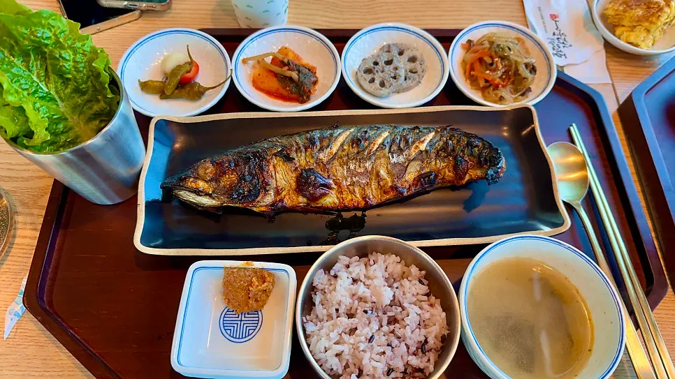 Exterior view of the wood-fired grilled fish restaurant across from Iho Tewoo Beach
