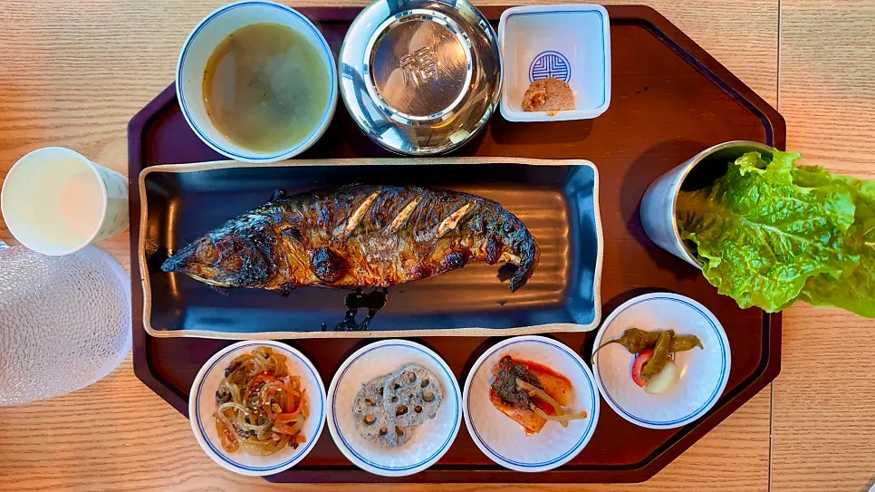 Menu board of the wood-fired grilled fish sets