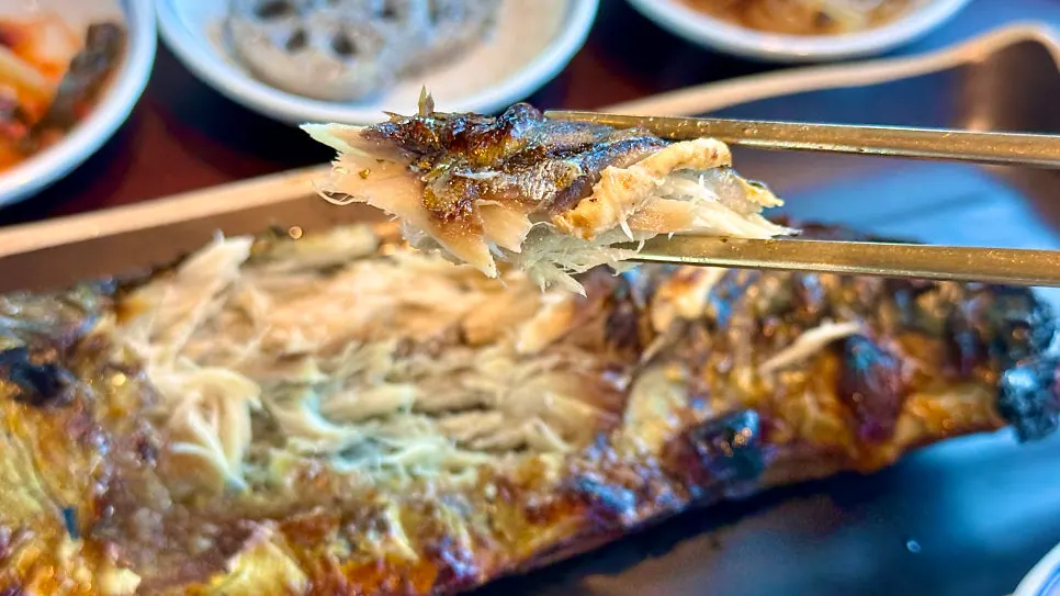 Whole mackerel with basic side dishes and seaweed soup