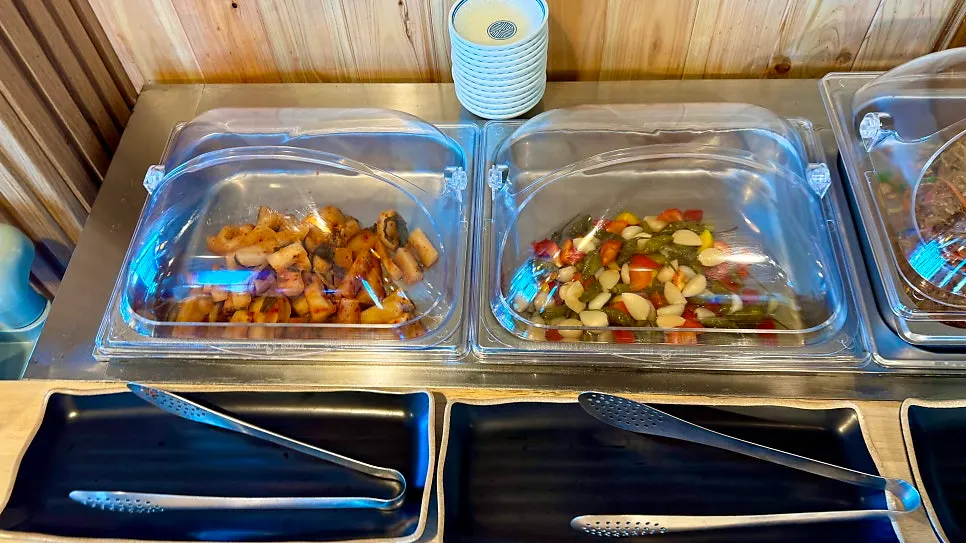Picking apart mackerel flesh to eat with rice