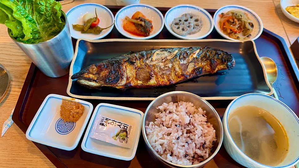 The table after finishing the mackerel set meal