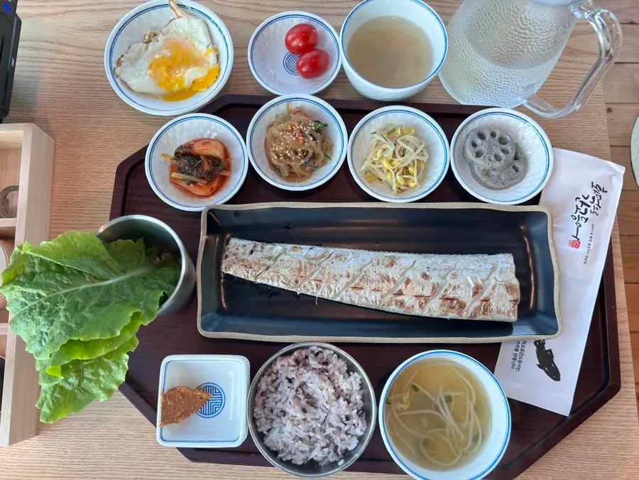 Full spread of the wood-fired Jeju hairtail-fish grill set